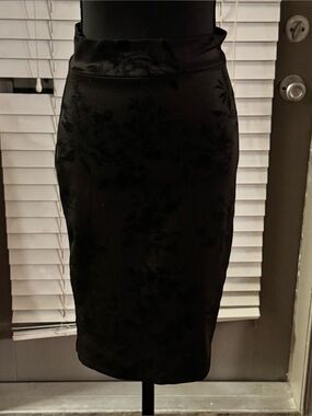 Popana Black Floral Fitted Velvet Floral Pencil Skirt, Size Small